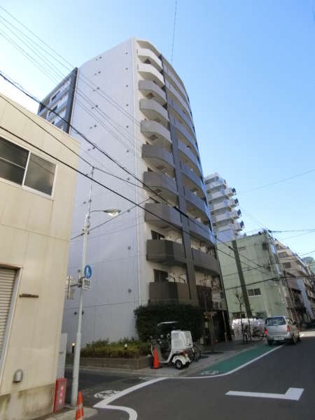 クレアシオン浅草２アプローチ11｜周辺はマンションや雑居ビルが混在する一角です。まだ高い建物は少ないです。