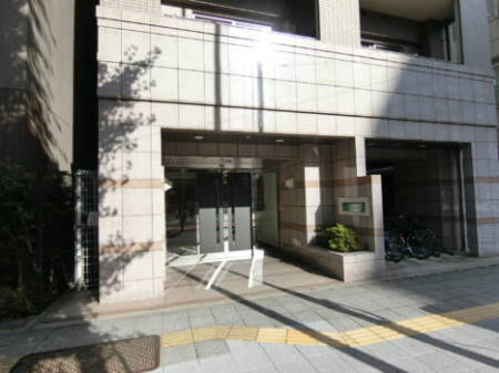 さて、日神デュオステージ浅草橋は浅草橋駅からも蔵前駅からも近くなっています。大通りを渡らない分、浅草橋駅の方が楽ですかね。エントランスを入ります。