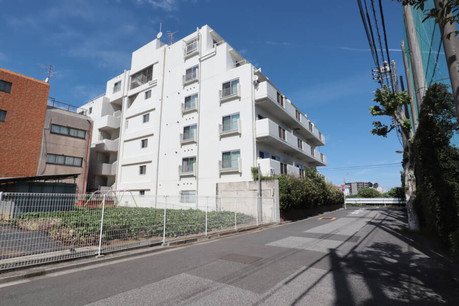 道灌山リハイム外観2｜山手線の車窓からみえる田端ー西日暮里間の、あの丘の上に建つマンションです。