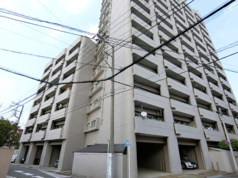 グランドマンション野方外観・共用部4｜南西の角地からら見た様子です。このあたりまで来ると、環七の音の感じは弱まります。