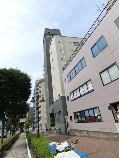 塔の山ハイツアプローチ2｜バーミヤンを過ぎたあたり、青い外観のビルが見えてきたら、塔の山ハイツです。