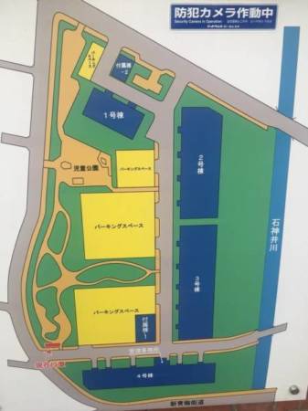 敷地内配置図です。ゆったりとした敷地にパーキングスペース、児童公園、４棟の建物が配置されています。