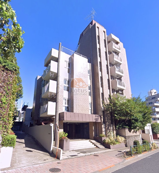 世田谷代田サンライズマンションは、昭和49年築、7階建てのマンションです。スリムなファサードが特徴。前面はゆとりある歩道付きで、周囲の植栽と調和する落ち着いた印象の建物。