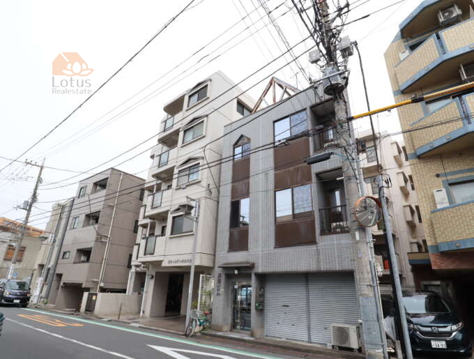 グリーンパーク北千住は平成2年築、「北千住」駅から徒歩１１分のところにあります。