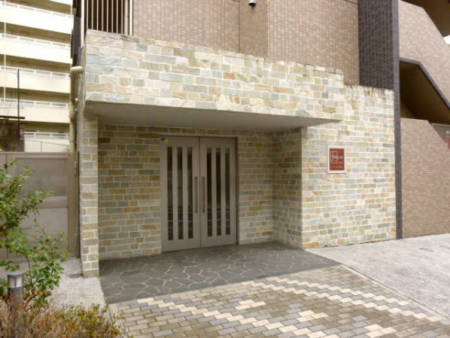 少々わかりづらいですが、エントランスの左が自転車置き場・ごみ置場への通路です。