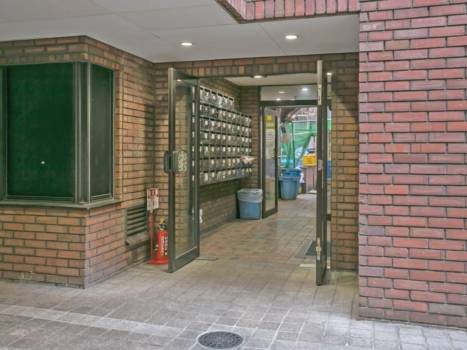 外壁は茶タイル貼りです。