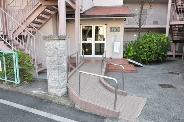堀切菖蒲園ダイヤモンドマンションエントランス１｜京成線「堀切菖蒲園」駅と、京成線「お花茶屋」駅が利用できます。