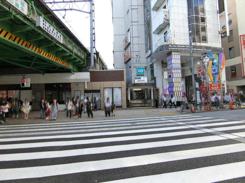 トキワパレスアプローチ5｜トキワパレスのアプローチは、駅から徒歩5分圏内。駅前から続く直線的なルートで、道幅も確保されています。
