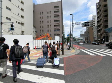 周辺は賑わいがあり、多くの外国人観光客も見受けられます。このあたりは花火大会の花火が打ち出されるとことに近いのですが、大会の日は「人の川」といったところで、芋を洗うような状態となります。