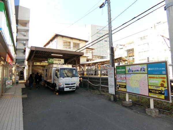 ルミエール東中野アプローチ1｜ルミエール東中野の最寄り駅は東中野駅です。東口が便利でしょう。駅前ビルにはすぐにコンビニがあります。