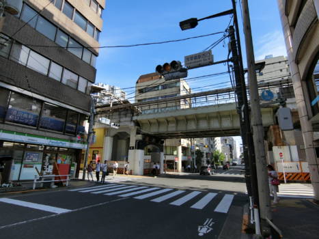 浅草橋駅｜線路沿いのガードを進むと２車線の通りに出ますから、そこを北上します。コンビニが目印です。