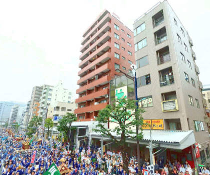富岡八幡宮鳥居の斜向かいにあり、例祭の時は大変にぎわいます。
