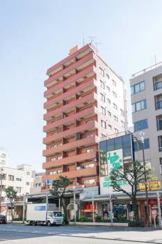 ＮＩＣハイム八幡は「門前仲町」駅から徒歩３分、商店街通り沿いにある便利な立地です。