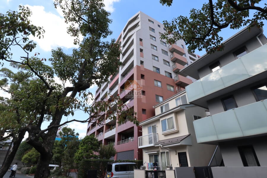 アクシアガーデン南砂外観2｜赤と白の2色を基調とした外壁で、しっかりとした構造です。