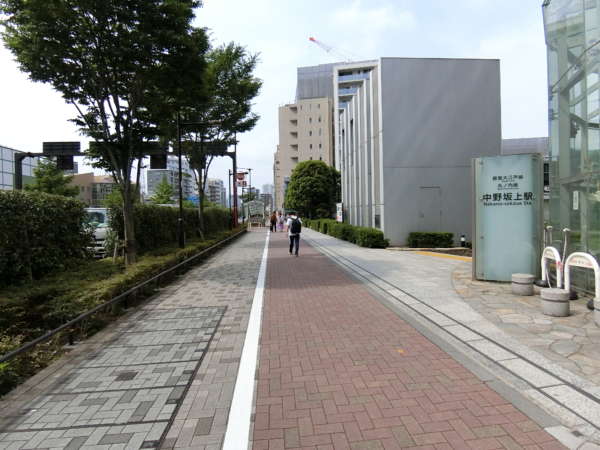 塔の山ハイツアプローチ3｜塔の山ハイツの最寄は丸の内線、大江戸線の中野坂上駅です。中野坂上周辺は新宿にも近く、遅くなってしまった仕事帰りにも強い近さです。駅を出るとすぐ、整備された山手通りの歩道があります。