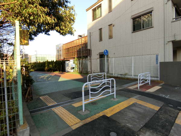南砂町グリーンハイツアプローチ5｜車とは仕切られた歩行者専用道路を抜けていくことができます。
