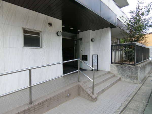 日商岩井上高田マンション外観共用部1｜エントランスまわりは建設当時と比べて石貼りのデザインで修繕されています。