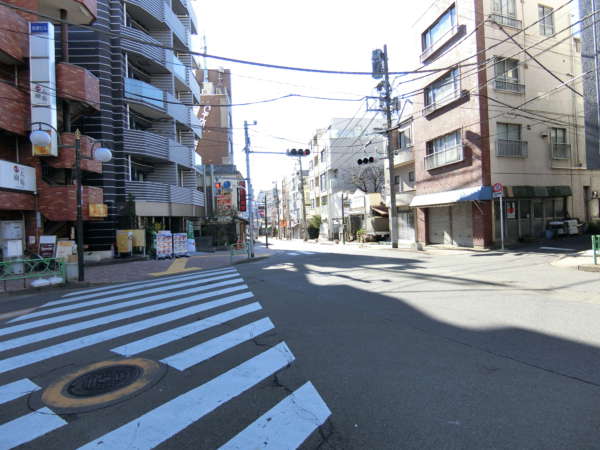 ルミエール東中野アプローチ4｜それはともかく駅前通り（区検通り）を南下すると少し大きな交差点に出ます。この交差点はそのまま直進します。