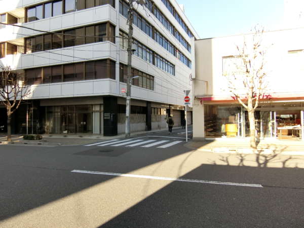 浅草橋アムフラット２アプローチ6｜一つ目の角を右に。