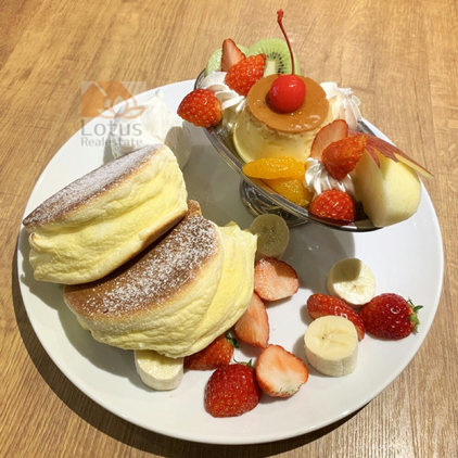 福カフェのプリンアラモードパンケーキ｜「福カフェ」さんのプリンアラモードパンケーキです。台東病院の斜向かいにあるカフェです。ふわふわのパンケーキになんとプリンアラモードまでついています！