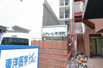 赤いレンガタイルの外観で１階に飲食店があります。