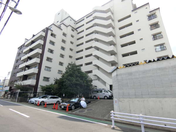 日商岩井上高田マンション外観共用部2｜マンションの北東からみた外観です。117戸の堂々とした外観です。