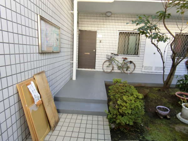 ルミエール東中野外観共用部1｜エレベータはありませんでした。写真は階段の手前の様子です。