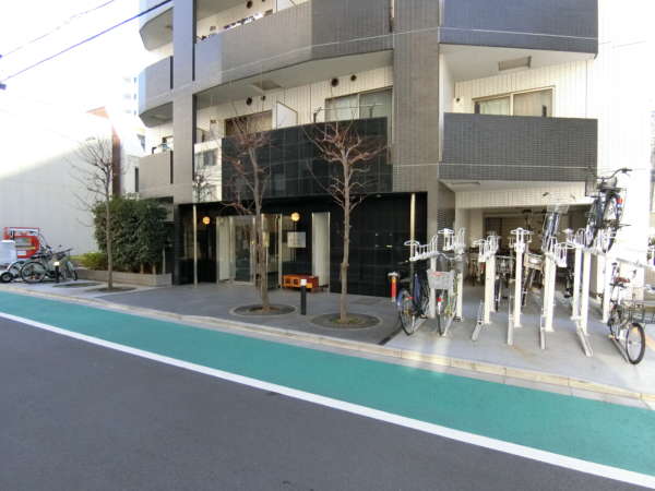 クレアシオン浅草２外観共用部2｜駐輪場は多く配置されています。