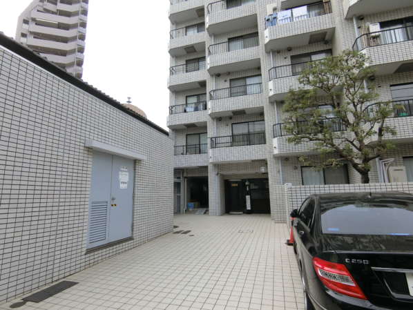中銀第２小石川マンシオン外観・共用部5｜少し余裕のあるエントランスアプローチです。