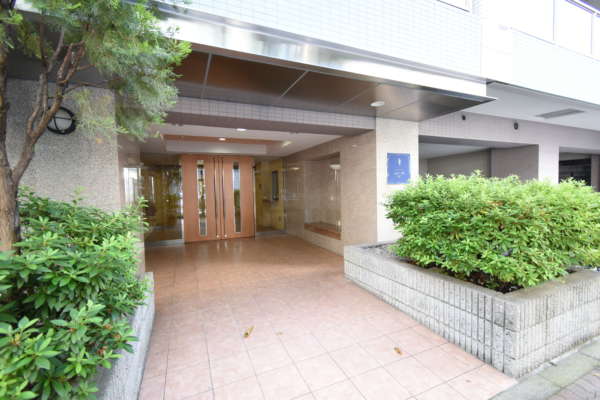 ユニーブル秋葉原外観共用部｜ユニーブル秋葉原のエントランスは植栽なども整えられていました。