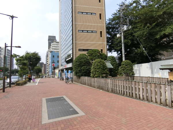 塔の山ハイツアプローチ1｜山手通りを北上します。