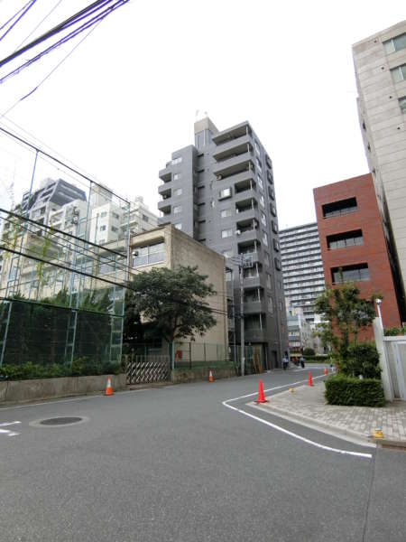 シティポート錦糸町２外観共用部7｜外観です。写真の左の木は都立両国高校の敷地のものです。シティポート錦糸町２は南側が両国高校になっています。