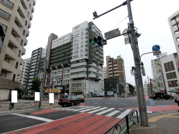 新宿第２アルプスマンションアプローチ1｜駅の出口はすぐ大久保２丁目の交差点に面していますが、早大理工学部方面に向かって北上するため、大久保通りを通過します。