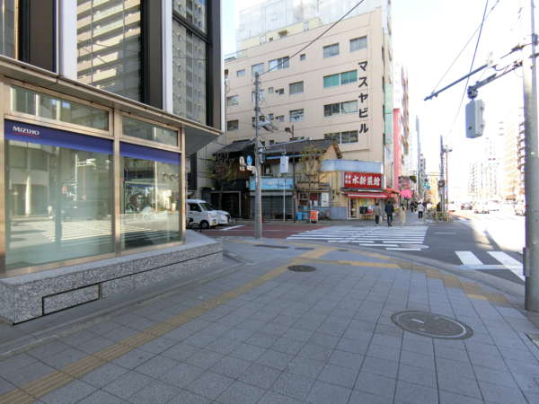 浅草橋アムフラット２アプローチ5｜みずほ銀行を左折します。写真の正面に見える「水新菜館」が行列のできる店です。