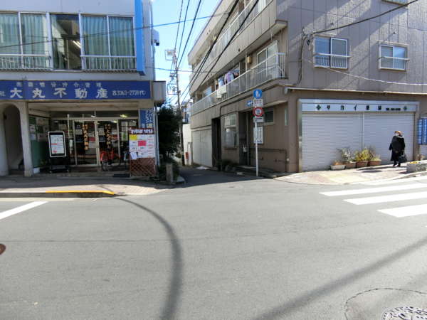 ルミエール東中野アプローチ5｜次に出た小さな横断歩道がある道を左折すると物件は近くです。