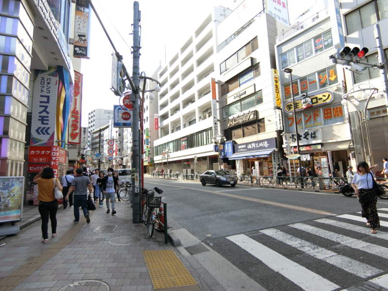 トキワパレスアプローチ1｜周辺は学生向けの飲食店やドラッグストアなどが立ち並ぶ通りです。生活利便と賑わいを感じられる立地です。