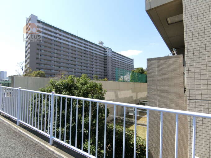 クレヴィア南砂外観共用部4｜南側は親水公園に面していますので、将来不安もなく、日当たりも良好といえます。