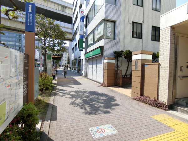 マンション木場アプローチ2｜駅を出るとすぐ永代通りですので、門前仲町方面にむかって西に進みます。写真には珈琲館がみえますが、ほかにもイトーヨーカドーなどあり、たいへん便利です。