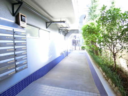 ニュー荻窪フラワーホーム　外観・共用部7｜エントランスから外部を見たところです。この右手の植栽の向こうは荻窪警察です。