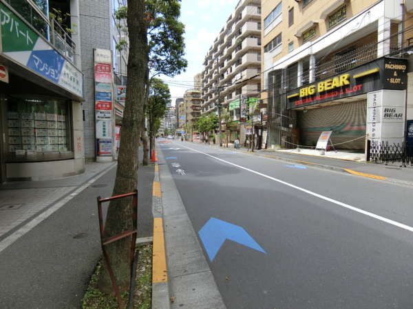 コスモ西葛西アプローチ4｜交差点を超えて駅から見ると西に進んでいきます。マンションが多い街並みです。
