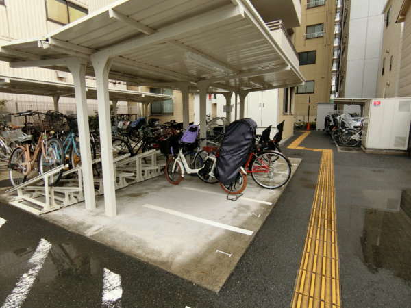 グローリオ錦糸町外観共用部12｜駐車場と駐輪場は大通りの反対側に設置されています。危なくならないような配慮です。