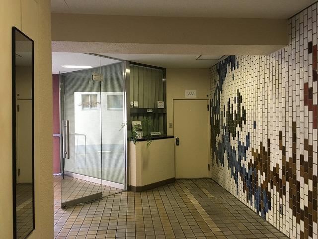 ニュー高円寺コーポラス共用部6｜このあたりのデザインは、タイルを用いて昭和な感じがしますよね。こういうのもノスタルジックがあっていいと思います。