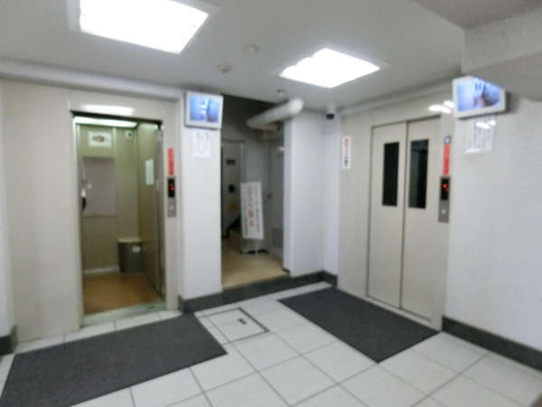 ソフトタウン小島町外観共用部5｜エレベーターにはモニターが設置されて防犯面も考慮しています。