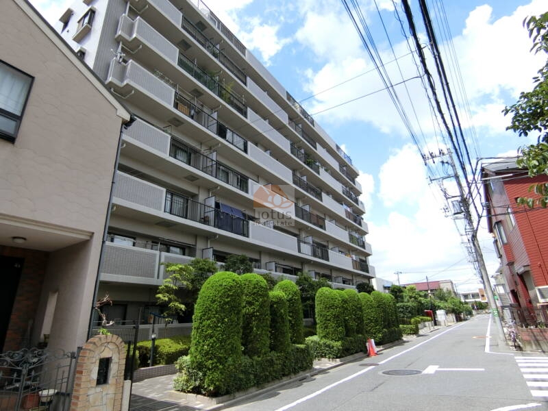 クレストコート北綾瀬 (3)｜建物のまわりは歩道が整備されて小ぎれいになっている印象を受けます。