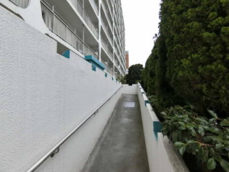 木場サンハイツ外観共用部7｜エントランスにはスロープが設置されています。