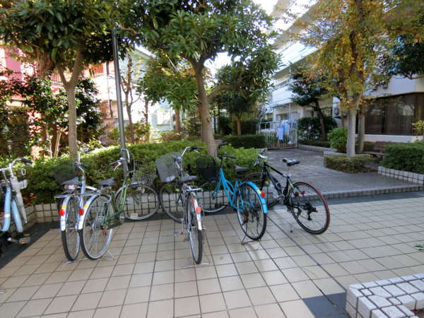 いづみハイツ柴又外観共用部6｜一部は道路に面した空地に駐輪されていました。