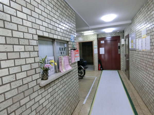 大蔵シャルム外観・共用部5｜エントランスに入ると整然としたエントランスホールがあります。