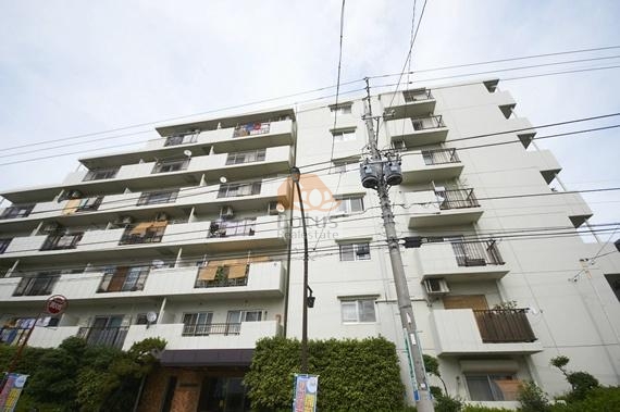 「東陽町」駅から徒歩14分ほど歩くと見えてくる外観で、7階建の中層フォルムが下町らしい空気にすっと馴染んでいます。白系タイルの外壁は光を受けると少し柔らかく見え、周囲に植えられた緑が主張しすぎずに彩りを添えています。東京駅や錦糸町方面へアクセスできる「千石2丁目」バス停も徒歩3分にあり、電車とバスを使い分ける暮らしがしやすい立地です。東建ニューハイツ東陽町は、昭和59年築、10階建てのマンションです。