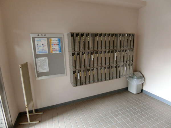 マンション木場外観共用部4｜エントランス内に入ると集合ポストがあります。オートロックなどではありませんが、整然としていました。