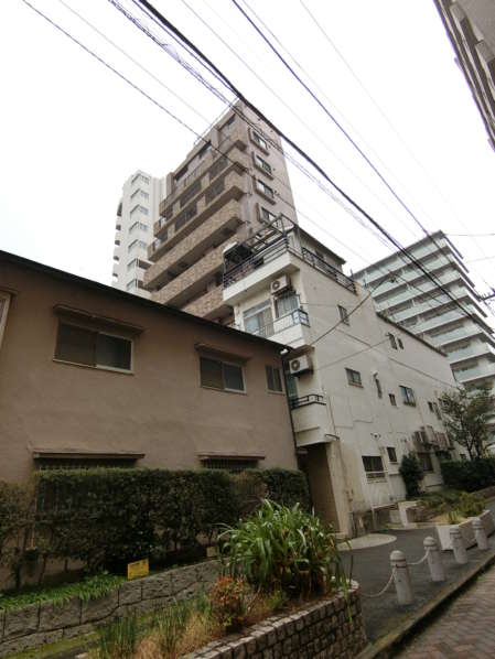 トーシンフェニックス高円寺弐番館外観共用部5｜東向きは住宅街に向いていますが、周辺は低層住宅地なので、高い建物はあまり見当たりません。
